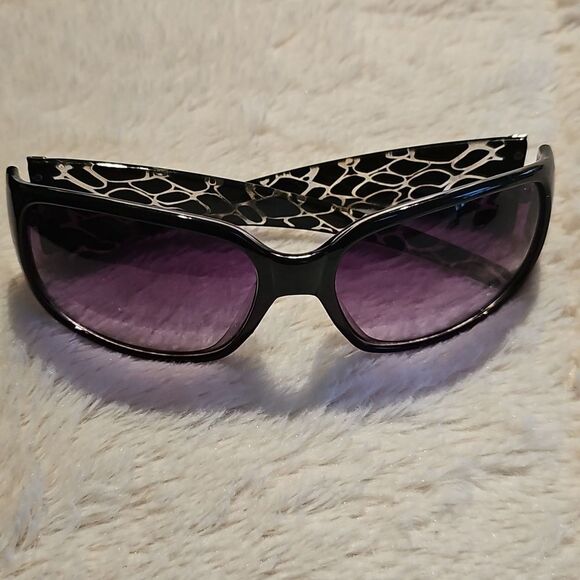 7 Pair of Stylish Black and Brown Sunglasses - Picture 2 of 8